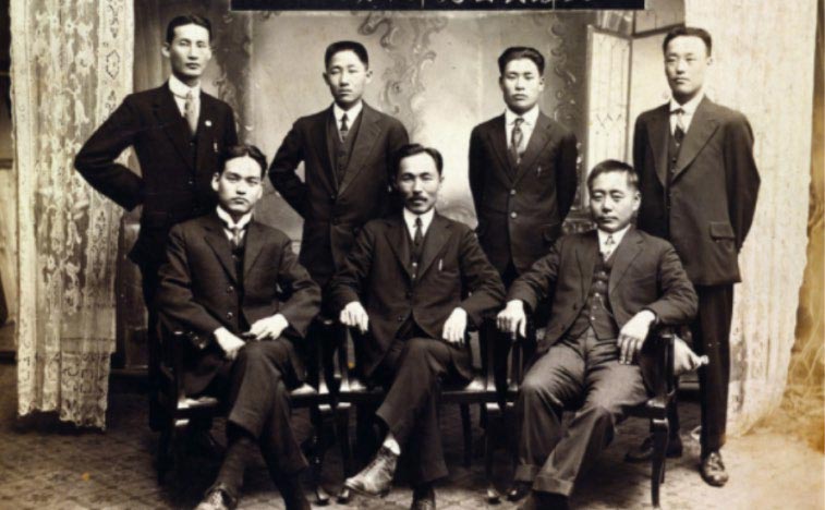 대한민국 임시정부 국무원 기념사진. 앞쪽 왼쪽부터 신익희, 안창호, 현순, 뒷줄 왼쪽부터 김철, 윤현진, 최창식, 이춘숙 대한민국 임시정부 국무원 기념사진. 앞쪽 왼쪽부터 신익희, 안창호, 현순, 뒷줄 왼쪽부터 김철, 윤현진, 최창식, 이춘숙