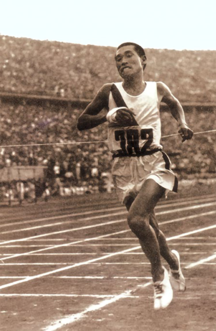 손기정 선생이 1936년 베를린올림픽에서 1위로 결승선을 통과하고 있다.