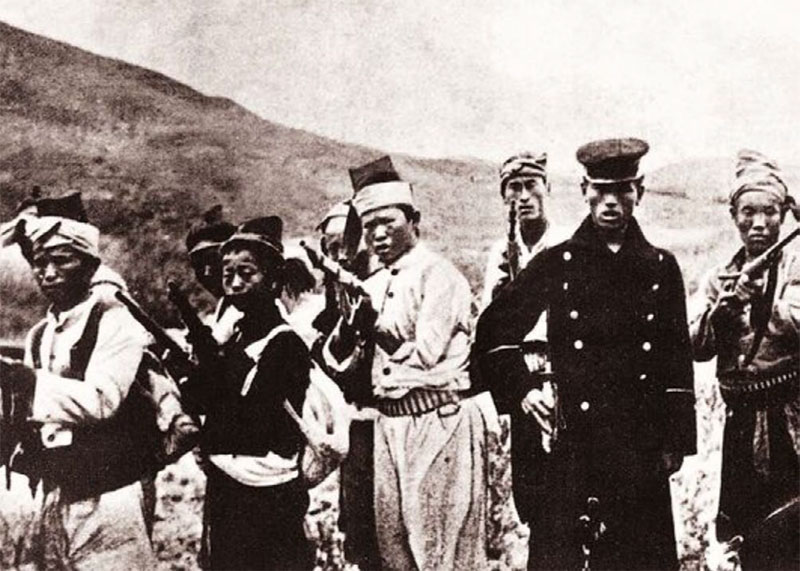 저자인 영국의 데일리 메일 기자 매켄지가 1907년 양평에서 촬영한 의병들의 모습 저자인 영국의 데일리 메일 기자 매켄지가 1907년 양평에서 촬영한 의병들의 모습